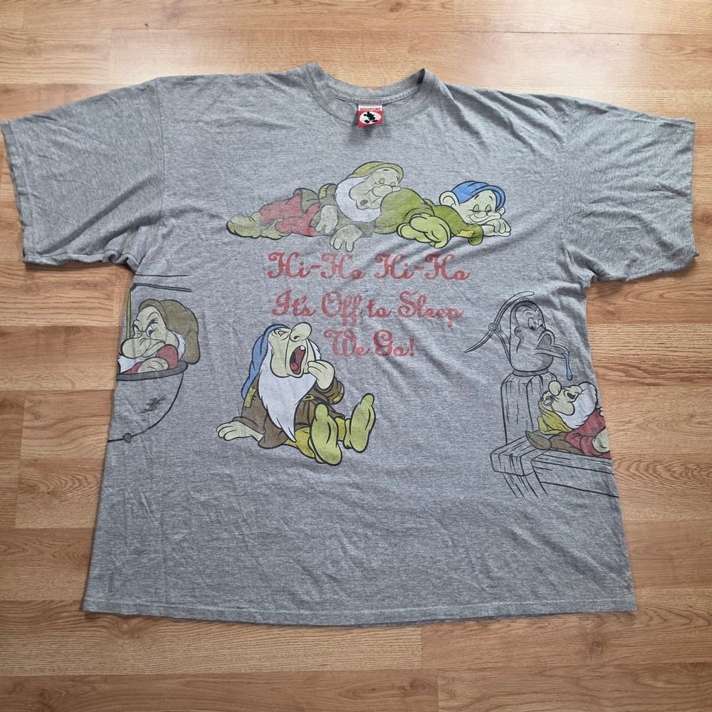 Vintage 90s Disney Snow White Seven Dwarfs Hi Ho AOP T Shirt Mickey Inc Sleepy